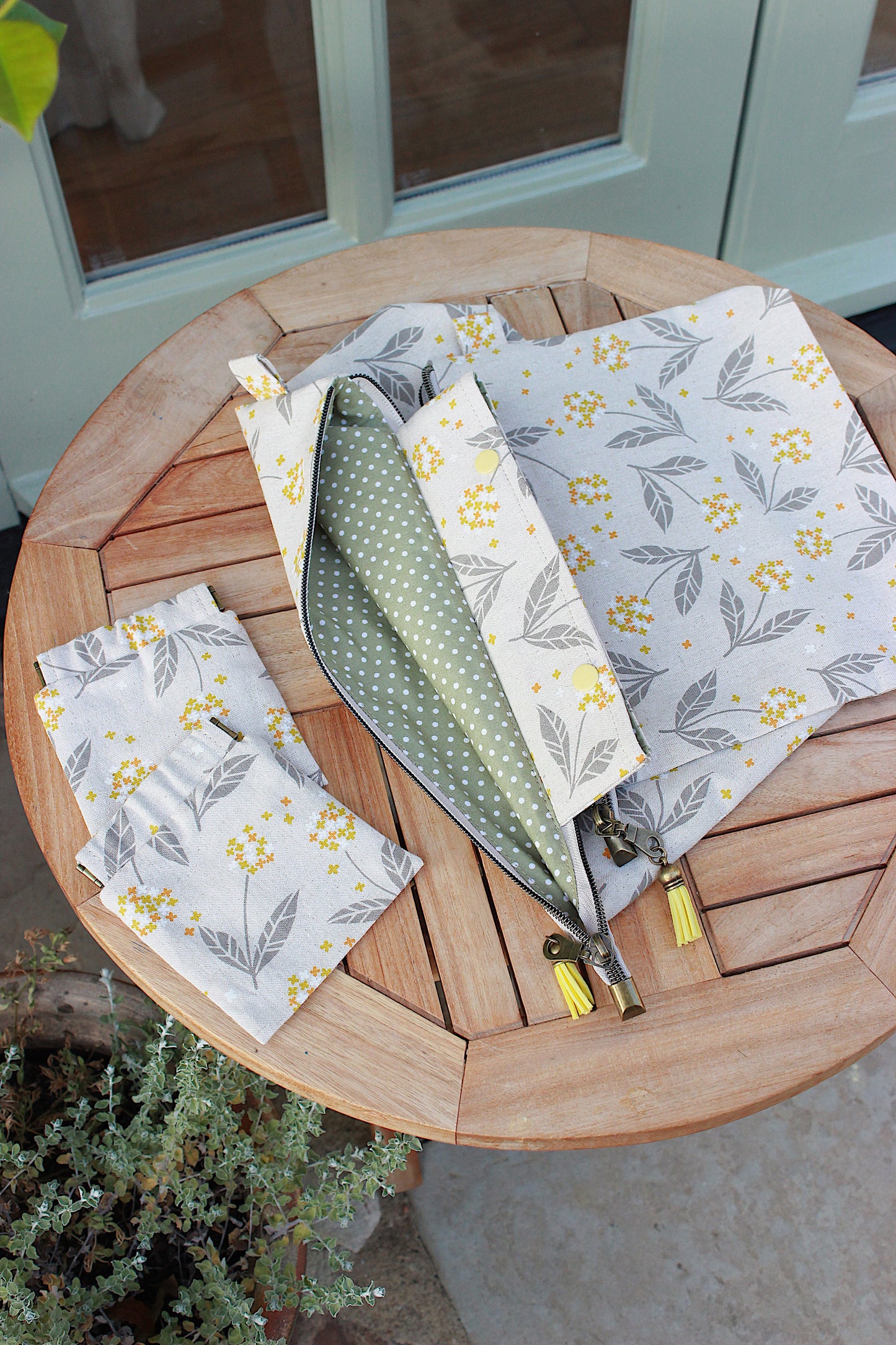 Linen Knitting Project Bag with Built-in DPN Holder & Matching Squeeze Purse